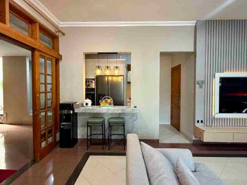 RUMAH MEWAH 2 LANTAI FULL FURNISHED DALAM PERUMAHAN ELITE PINGGIR JALAN RAYA PALAGAN KM 7 NGAGLIK SLEMAN