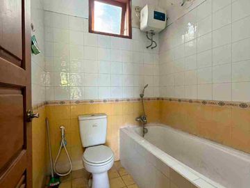 RUMAH MEWAH 2 LANTAI FULL FURNISHED DALAM PERUMAHAN ELITE PINGGIR JALAN RAYA PALAGAN KM 7 NGAGLIK SLEMAN