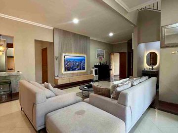 RUMAH MEWAH 2 LANTAI FULL FURNISHED DALAM PERUMAHAN ELITE PINGGIR JALAN RAYA PALAGAN KM 7 NGAGLIK SLEMAN