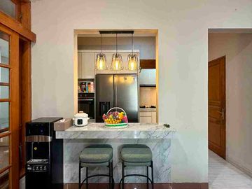 RUMAH MEWAH 2 LANTAI FULL FURNISHED DALAM PERUMAHAN ELITE PINGGIR JALAN RAYA PALAGAN KM 7 NGAGLIK SLEMAN