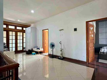 RUMAH MEWAH 2 LANTAI FULL FURNISHED DALAM PERUMAHAN ELITE PINGGIR JALAN RAYA PALAGAN KM 7 NGAGLIK SLEMAN