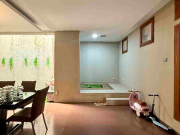 RUMAH MEWAH 2 LANTAI FULL FURNISHED DALAM PERUMAHAN ELITE PINGGIR JALAN RAYA PALAGAN KM 7 NGAGLIK SLEMAN