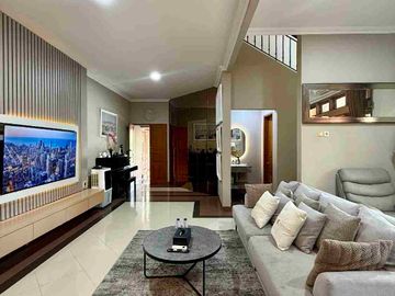 RUMAH MEWAH 2 LANTAI FULL FURNISHED DALAM PERUMAHAN ELITE PINGGIR JALAN RAYA PALAGAN KM 7 NGAGLIK SLEMAN