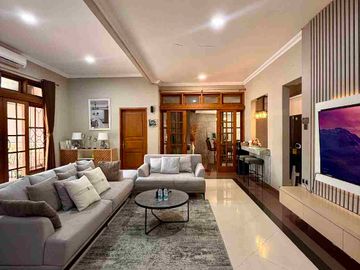 RUMAH MEWAH 2 LANTAI FULL FURNISHED DALAM PERUMAHAN ELITE PINGGIR JALAN RAYA PALAGAN KM 7 NGAGLIK SLEMAN