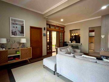 RUMAH MEWAH 2 LANTAI FULL FURNISHED DALAM PERUMAHAN ELITE PINGGIR JALAN RAYA PALAGAN KM 7 NGAGLIK SLEMAN