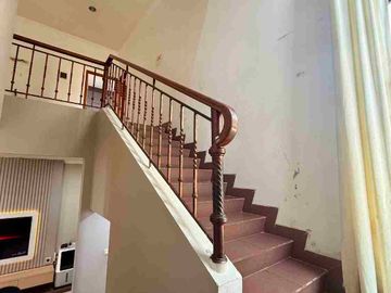 RUMAH MEWAH 2 LANTAI FULL FURNISHED DALAM PERUMAHAN ELITE PINGGIR JALAN RAYA PALAGAN KM 7 NGAGLIK SLEMAN