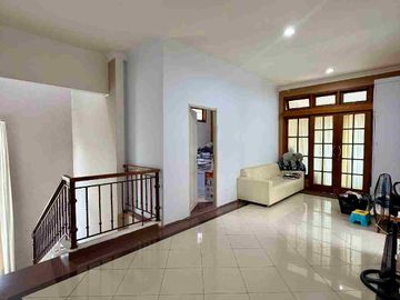 RUMAH MEWAH 2 LANTAI FULL FURNISHED DALAM PERUMAHAN ELITE PINGGIR JALAN RAYA PALAGAN KM 7 NGAGLIK SLEMAN