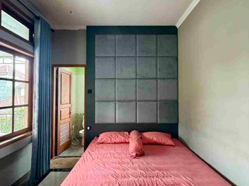 RUMAH MEWAH 2 LANTAI FULL FURNISHED DALAM PERUMAHAN ELITE PINGGIR JALAN RAYA PALAGAN KM 7 NGAGLIK SLEMAN