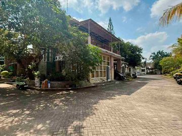 RUMAH MEWAH 2 LANTAI FULL FURNISHED DALAM PERUMAHAN ELITE PINGGIR JALAN RAYA PALAGAN KM 7 NGAGLIK SLEMAN