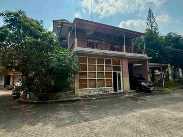 RUMAH MEWAH 2 LANTAI FULL FURNISHED DALAM PERUMAHAN ELITE PINGGIR JALAN RAYA PALAGAN KM 7 NGAGLIK SLEMAN