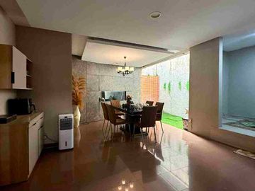 RUMAH MEWAH 2 LANTAI FULL FURNISHED DALAM PERUMAHAN ELITE PINGGIR JALAN RAYA PALAGAN KM 7 NGAGLIK SLEMAN