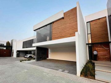 RESIDENCIA NUEVA EN VENTA | TRIPLE ALTURA Y ROOF GARDEN EN METEPEC