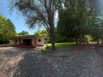 Casa con paneles solares, bungalow y Casa Club en Morelos