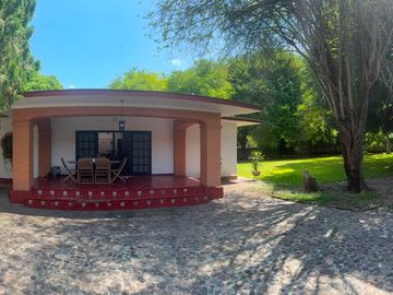 Casa con paneles solares, bungalow y Casa Club en Morelos