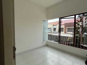 Rumah Ideal 2 Lantai untuk Keluarga di Cluster Alamanda, Jakarta Garden City, Jakarta Timur, 015