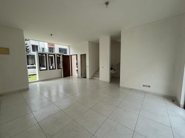 Rumah Ideal 2 Lantai untuk Keluarga di Cluster Alamanda, Jakarta Garden City, Jakarta Timur, 015