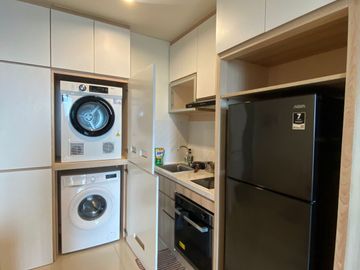DISEWAKAN UNIT APARTMENT CLEON PARK FULL FURNISH HARIAN
