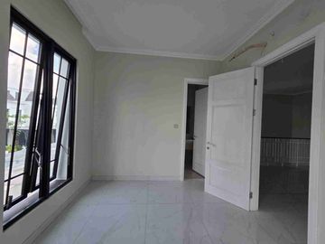 Disewakan Rumah 2 Lantai 4+1 KT di Cluster Jasmia Summarecon Crown Gading