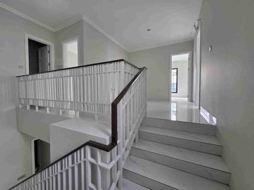 Disewakan Rumah 2 Lantai 4+1 KT di Cluster Jasmia Summarecon Crown Gading