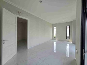 Disewakan Rumah 2 Lantai 4+1 KT di Cluster Jasmia Summarecon Crown Gading