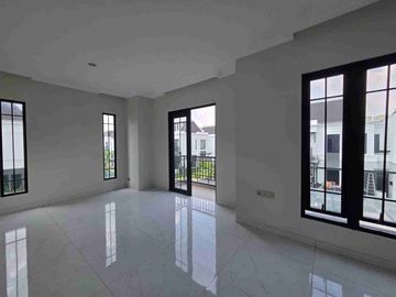 Disewakan Rumah 2 Lantai 4+1 KT di Cluster Jasmia Summarecon Crown Gading