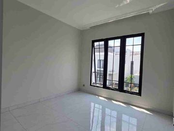 Disewakan Rumah 2 Lantai 4+1 KT di Cluster Jasmia Summarecon Crown Gading