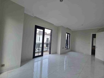 Disewakan Rumah 2 Lantai 4+1 KT di Cluster Jasmia Summarecon Crown Gading