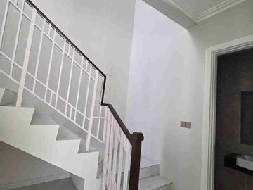 Disewakan Rumah 2 Lantai 4+1 KT di Cluster Jasmia Summarecon Crown Gading