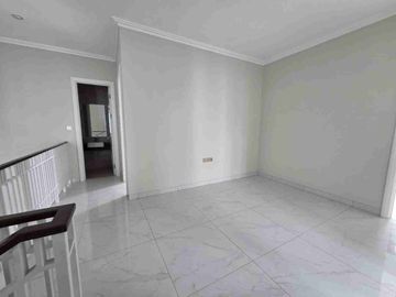 Disewakan Rumah 2 Lantai 4+1 KT di Cluster Jasmia Summarecon Crown Gading