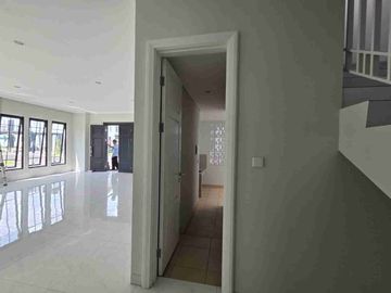 Disewakan Rumah 2 Lantai 4+1 KT di Cluster Jasmia Summarecon Crown Gading