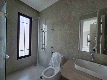 Disewakan Rumah 2 Lantai 4+1 KT di Cluster Jasmia Summarecon Crown Gading