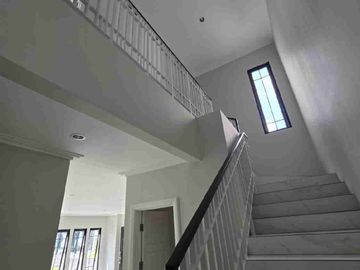 Disewakan Rumah 2 Lantai 4+1 KT di Cluster Jasmia Summarecon Crown Gading