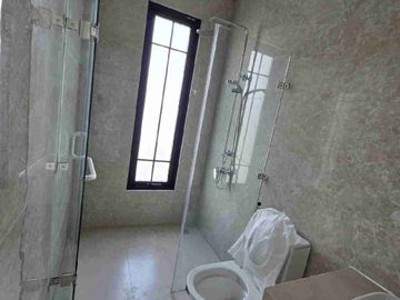 Disewakan Rumah 2 Lantai 4+1 KT di Cluster Jasmia Summarecon Crown Gading