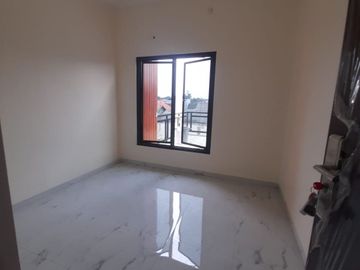Rumah 2lantai harga 900 juta an lokasi pinggir jalan dekat pintu Tol Jatiwarna
