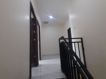 Rumah 2lantai harga 900 juta an lokasi pinggir jalan dekat pintu Tol Jatiwarna