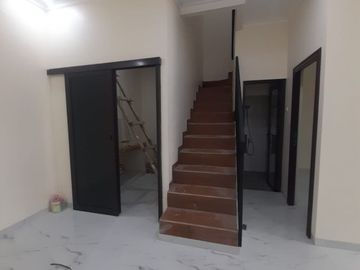 Rumah 2lantai harga 900 juta an lokasi pinggir jalan dekat pintu Tol Jatiwarna