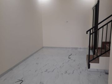 Rumah 2lantai harga 900 juta an lokasi pinggir jalan dekat pintu Tol Jatiwarna