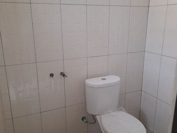 Rumah 2lantai harga 900 juta an lokasi pinggir jalan dekat pintu Tol Jatiwarna
