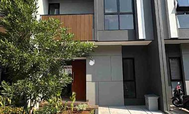 disewakan rumah 2 lantai di Regia Summarecon Crown Gading