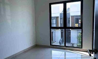 disewakan rumah 2 lantai di Regia Summarecon Crown Gading