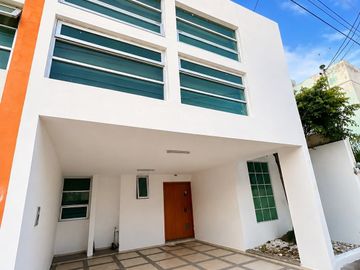 COLINAS DE SAN ISIDRO CASA AMUEBLADA EN RENTA FRENTE AL COSTCO TORRES LANDA LEON GTO