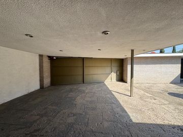 Casa seminueva en venta en Zavaleta Puebla de un nivel con amplio jardín y gran terreno