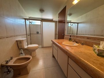 Casa seminueva en venta en Zavaleta Puebla de un nivel con amplio jardín y gran terreno