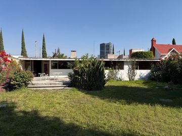 Casa seminueva en venta en Zavaleta Puebla de un nivel con amplio jardín y gran terreno