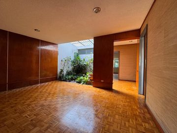 Casa seminueva en venta en Zavaleta Puebla de un nivel con amplio jardín y gran terreno