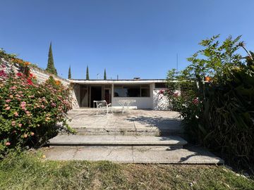 Casa seminueva en venta en Zavaleta Puebla de un nivel con amplio jardín y gran terreno