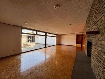 Casa seminueva en venta en Zavaleta Puebla de un nivel con amplio jardín y gran terreno