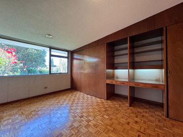 Casa seminueva en venta en Zavaleta Puebla de un nivel con amplio jardín y gran terreno