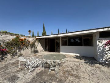 Casa seminueva en venta en Zavaleta Puebla de un nivel con amplio jardín y gran terreno