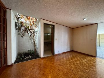 Casa seminueva en venta en Zavaleta Puebla de un nivel con amplio jardín y gran terreno
